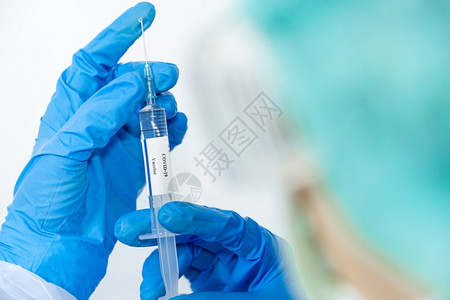 准备进行人类临床注射试验的蓝手套或防护服医生、科学家研究人员手图片