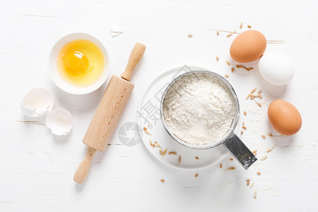 白色厨房工作台的面粉和鸡蛋烘烤烹饪背景复制空间俯冲视图图片