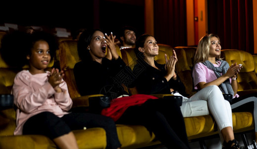 观众在电影院看集体娱乐活动和概念图片