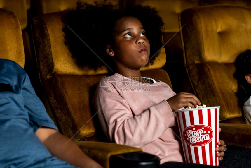 小孩子在电影院看电影图片