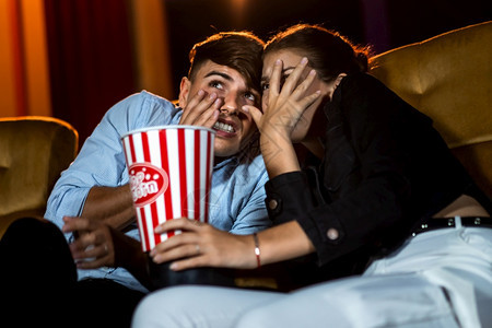 一对情侣在电影院看恐怖电影图片