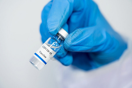 科学家亲手注射共19瓶疫苗图片