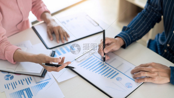 业务团队与办公服务台计划合作与新启动项目合作分析财务文件数据图表和以参加会议和成功团队合作概念图片