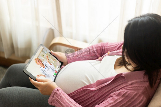 孕妇进行产前护理的在线远程医疗服务视频图片