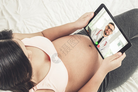 孕妇进行产前护理的在线远程医疗服务视频图片