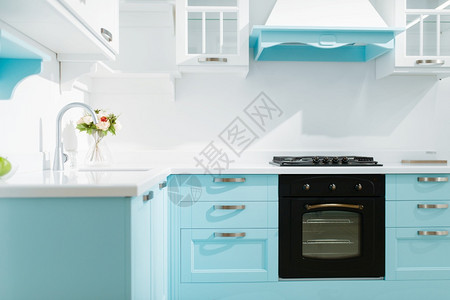 现代家用具水龙头防雷罩内置炉灶和烹饪场所的设计图片