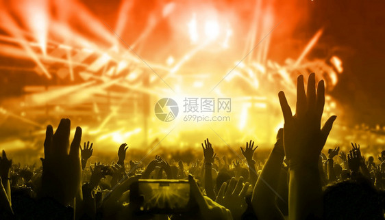 快乐的人在夜总会dj派对音乐会上跳舞并聆听dj在舞台上的电子蹈音乐欢的人群庆祝新年20晚会人们的生活方式夜欢乐的人在夜总会派对音图片