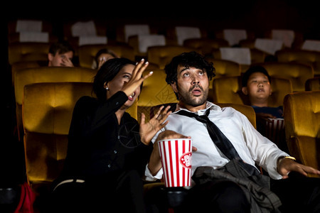 坐在电影院里的观众看着可怕的恐怖图片