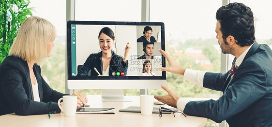 在虚拟工作场所或远程办公室举行商业人员会议利用智能视频技术进行远程工作电话与专业公司务的同事进行联系图片