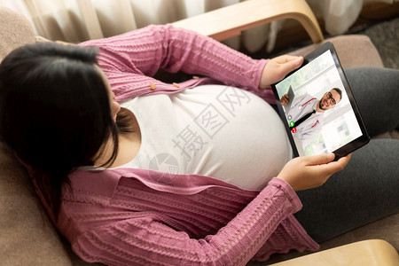 与孕妇进行产前护理的在线远程医疗视频图片