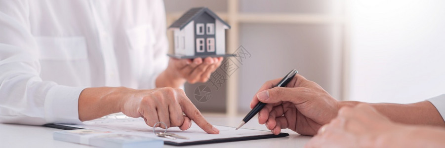 出售代表提供购房合同以买住或公寓讨论贷款和利率图片