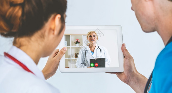 医生与病人远程视频交流图片