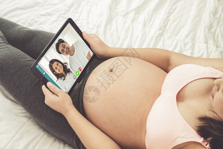 孕妇在疫情爆发期间在家中和家人视频通话图片
