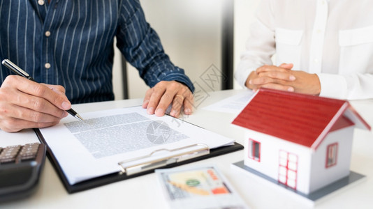 代理人提供购房合同讨论贷款利率图片