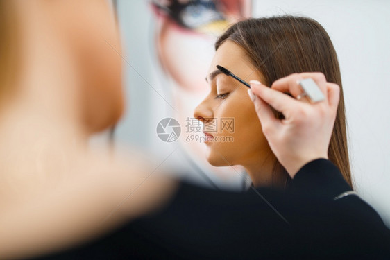 美容师在给美女画眉毛图片