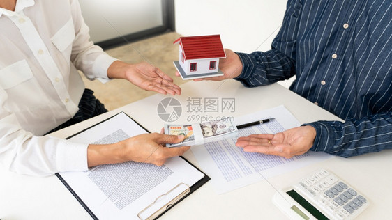 代理人提供购房合同讨论贷款利率图片