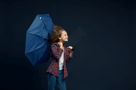 孩子们在摄影棚里拿着雨伞拍摄图片