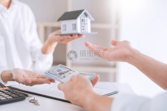 经纪人提供购房合同商讨贷款利率图片