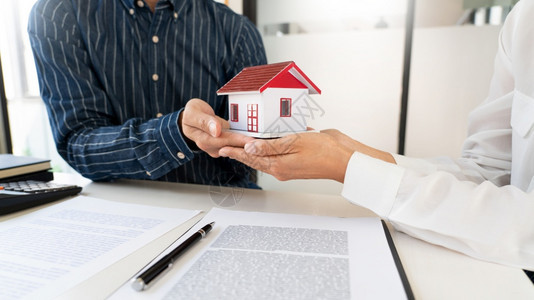 卖房顾问提供购房合同讨论贷款利率签字高清图片素材