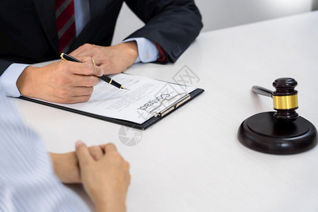 与客户伙伴律师或讨论在办公桌的文件或合同协议良好服务合作图片