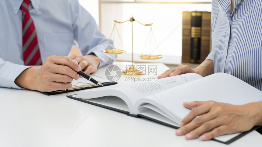 在其办公室工作的专业秘书律师签署与信托事务所客户公证律师和法服务概念的合同协商图片