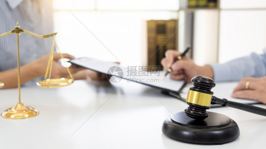 在其办公室工作的专业秘书律师签署与信托事务所客户公证律师和法服务概念的合同协商图片