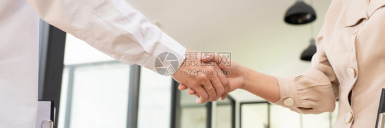 两个商人握手合作图片