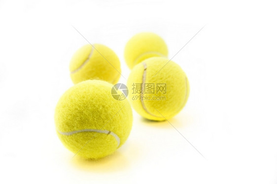 四个网球白底孤立在图片