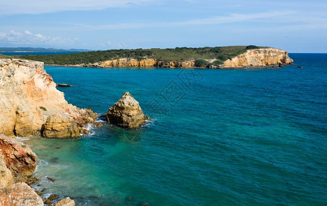 石垣岛海LosMril灯塔在西南海岸的PuertoRic的岩石岛背景