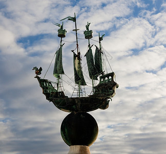 小铜帆船组在云蓝天上显示其绿色彩铜像图片