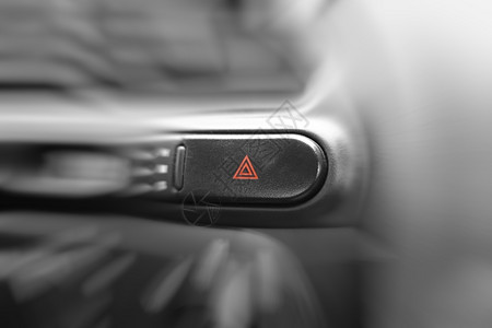 驾驶舱的汽车紧急灯按钮非常浅的dof聚焦于紧急灯按钮上的三角形图片
