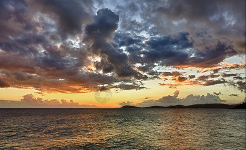 日落的海平线上有一个遥远的岛屿背景图片