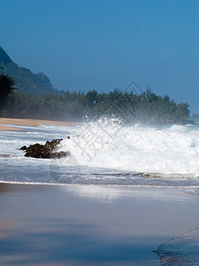在Kouai岛的Lmhi海滩上岩石撞强烈的海浪图片