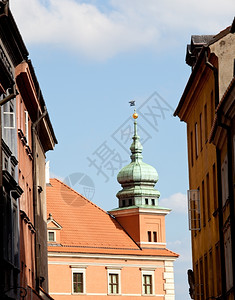 向古老的PolandWrw镇看显示多色房屋和教堂图片