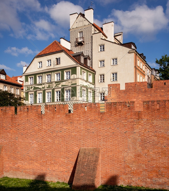 观望在Poland的旧城镇瓦景象显示该镇墙上有Barbkn防御建筑图片