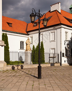 圣卡齐米耶尔茨教堂外的圣贝内季克特雕像图片