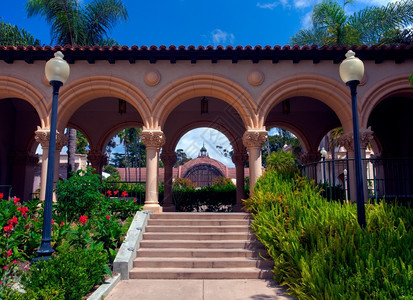 透过在桑迪戈的巴波亚公园casdebo建筑的拱门可以看到植物建筑图片