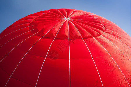 热气球的红树冠被膨胀起来以对抗明蓝的天空图片