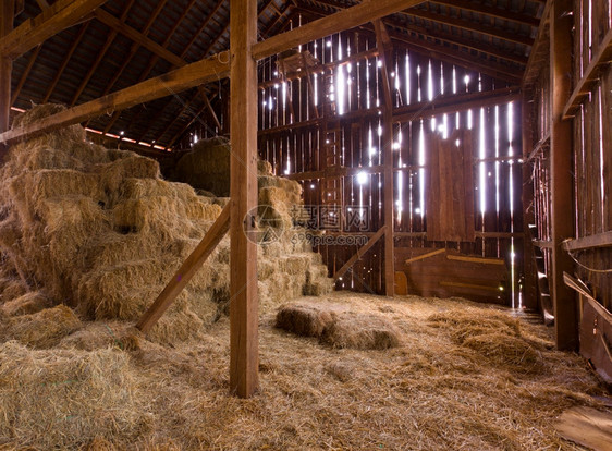 hdr旧谷仓的景象太阳从外面流出稻草和干在棚地板上图片