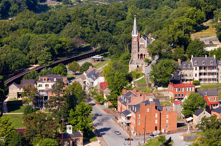 西弗吉尼亚州公园城镇的竖琴轮渡与该城市的教堂和旧楼宇图片