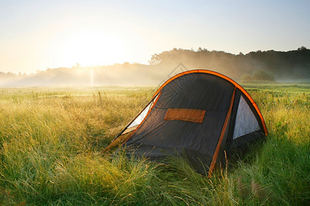 日出时的旅游帐篷图片