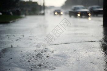 雨中潮湿的道路和水坑图片