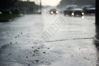 雨中潮湿的道路和水坑背景图片