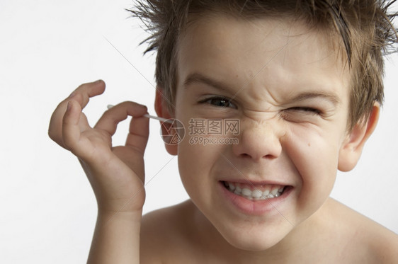 男孩用棉棒掏耳朵图片