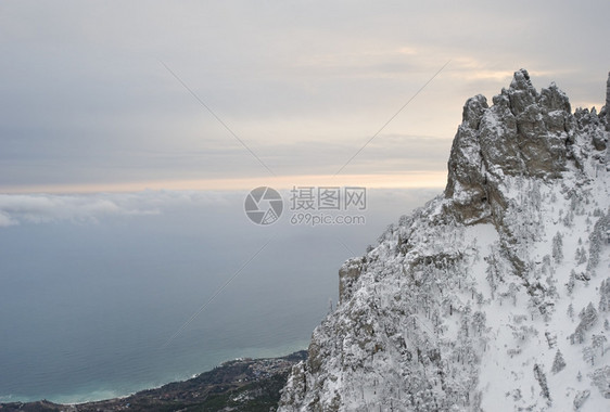 日落时黑海前的燕山图片