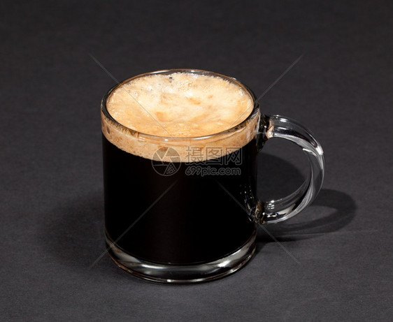 玻璃马克杯里的黑咖啡图片