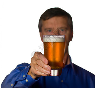 老年退休男喝杯冰啤酒男士失去专注图片