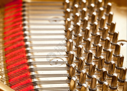 大钢琴内部的近图像显示弦和结构图片