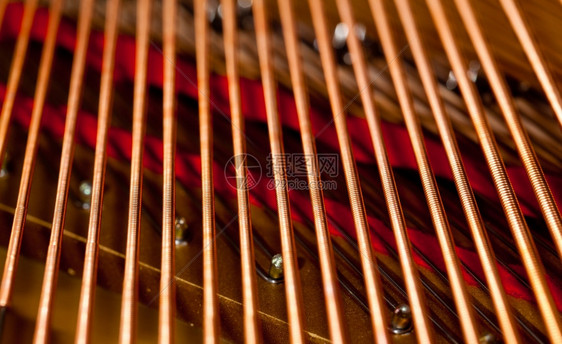 大钢琴内部的近图像显示弦和结构图片