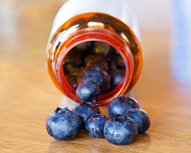 蓝莓从瓶中倒出图片